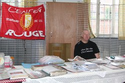 Un collectionneur passionné. Souvenirs du Standard de Liège et cheminement des «Rouches» depuis les années ‘70 : fanions, écharpes, posters, fardes de classement...

