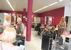 A l'Institut Charles Deliège à Carnières : section coiffure
