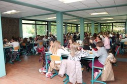Le dîner : boulettes - croquettes au Lycée Warocqué