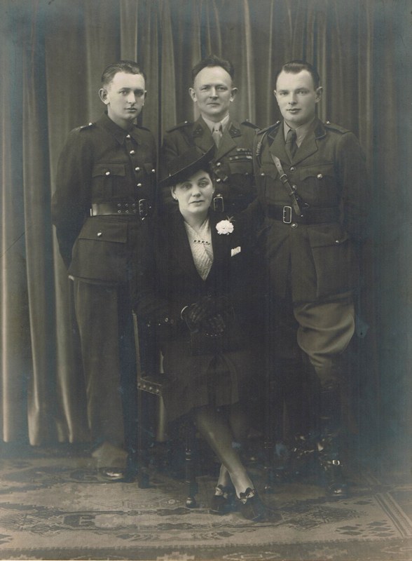 Albert, Jean, Roland Moens, et Julie, épouse de Jean Moens - 1939